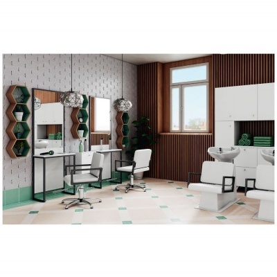 Salão de cabeleireiro moderno com cadeiras brancas, espelhos e prateleiras de madeira hexagonais