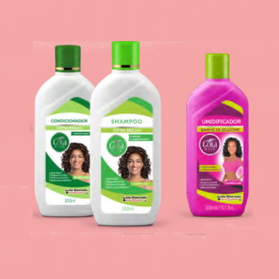 Três frascos de produtos para cabelo, condicionador, shampoo e umidificador, com rótulos coloridos e fotos de mulher com cabelo encaracolado.