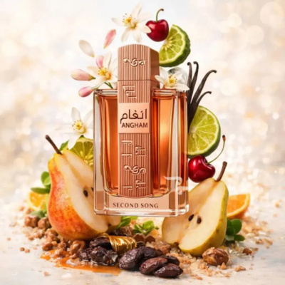 Frasco de perfume âmbar com frutas e flores em torno