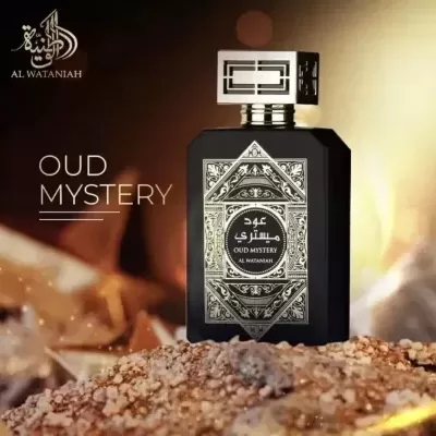 Frasco de perfume preto com detalhes dourados e texto 'OUD MYSTERY AL WATANIAH'