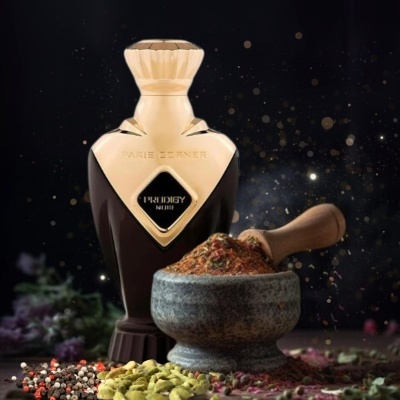 Frasco de perfume dourado e castanho com almofariz e especiarias em fundo preto