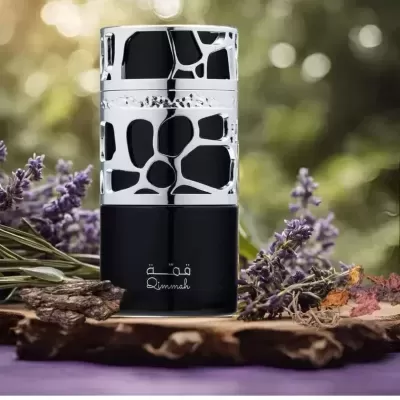 Frasco de perfume preto e prata com texto Dimmah e flores ao redor