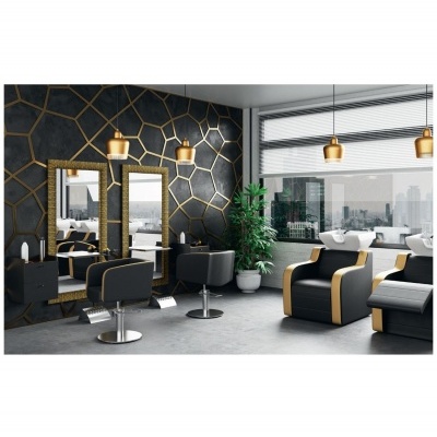 Sala de salão com cadeiras de barbearia pretas e douradas, espelhos e decoração geométrica.