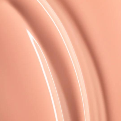 Close-up de líquido creme cor bege rosada com brilho