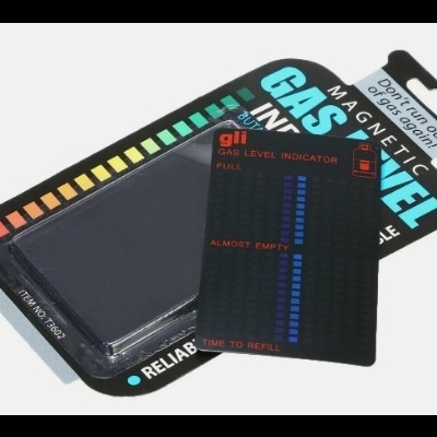 Indicador magnético preto do nível de gás na embalagem preta com texto informativo em inglês.