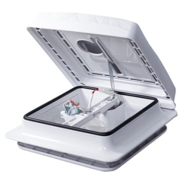 Claraboia de teto branca de veículo com tampo levantado e mecanismo interno visível.