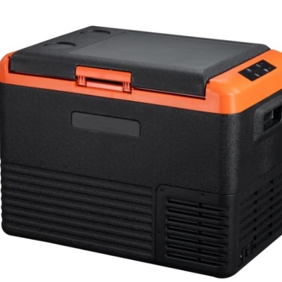 Caixa térmica preta e laranja com tampa e painel de controlo