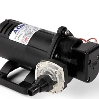 Bomba de água preta com etiqueta e fios vermelhos, vista isolada em fundo branco