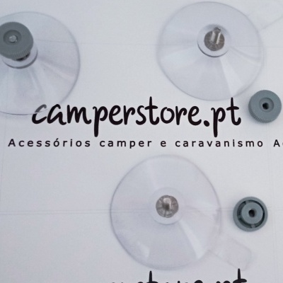 Ventosas transparentes com suportes metálicos e adaptadores cinzentos sobre fundo branco com texto.