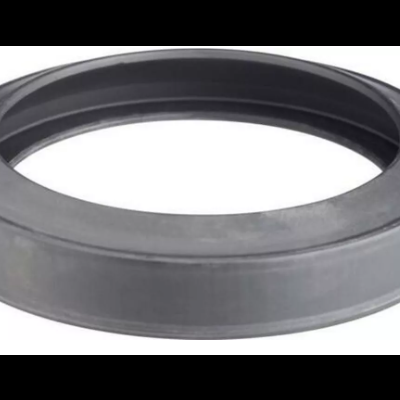 Vedante circular preto de borracha em fundo branco