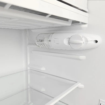 Interior de frigorífico branco com prateleira de vidro e controlo de temperatura