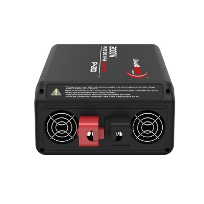 Inversor de potência P-200 preto com conectores e ventiladores laterais