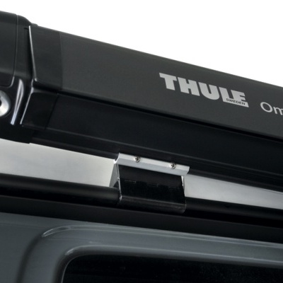 Toldo preto THULE Omnistor montado em veículo cinzento metálico