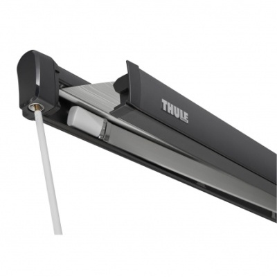 toldo retrátil preto com marca THULE e cabo ligado numa extremidade