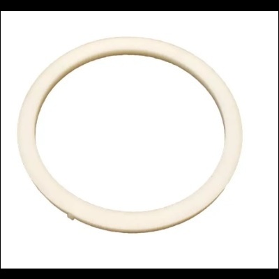 Anel branco liso em fundo branco