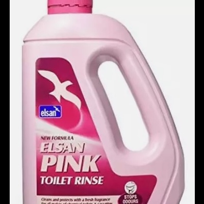 Produto líquido rosa para limpar casas de banho com rótulo e tampa rosa