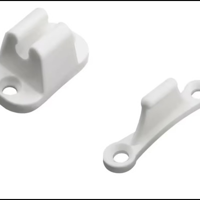 Conjunto de dois suportes brancos de plástico para fixação com parafusos