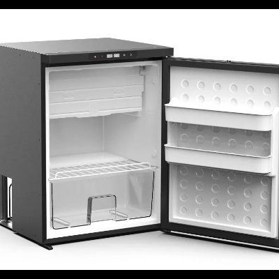 Mini frigorífico preto aberto com interior branco e prateleiras