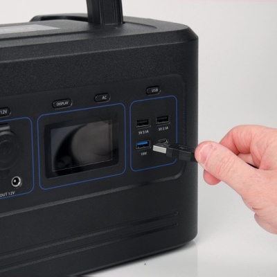 Bateria portátil preta com entrada USB e indicador LCD