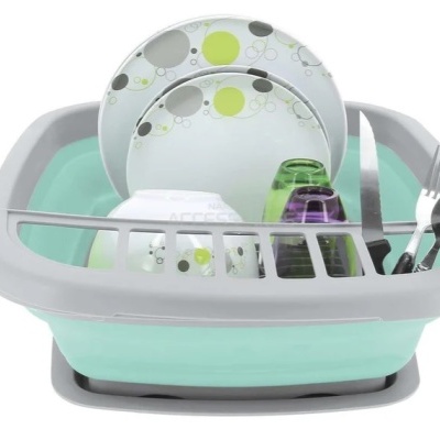 Escorredor de louça azul e cinza com pratos decorados, taças e talheres