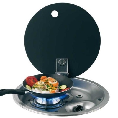 fogão portátil com frigideira a cozinhar peixe e legumes