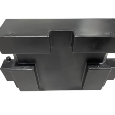 Bateria preta retangular com várias divisões em superfície branca