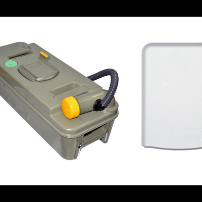 Dispositivo elétrico cinza com botões coloridos e capa branca