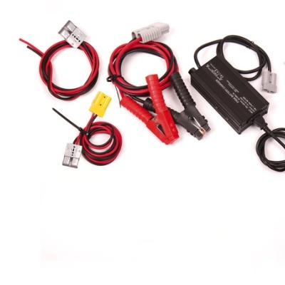 Cabos elétricos e carregador com conectores sobre fundo branco