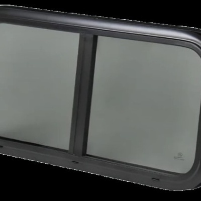 Janela deslizante retangular com moldura preta e vidro fumado