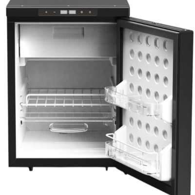 Mini frigorífico preto com porta aberta e painel digital