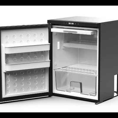 Mini frigorífico preto com porta aberta mostrando interior branco e prateleiras.