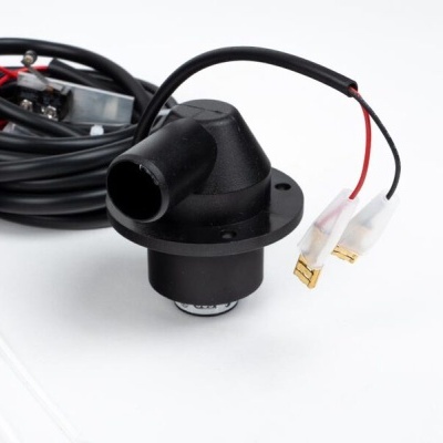 bomba elétrica preta com fios e conectores dourados