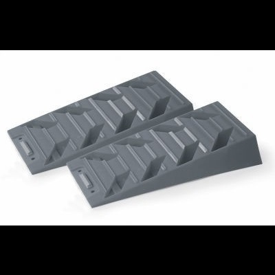 Par de rampas cinza de plástico com relevos e furos para fixação