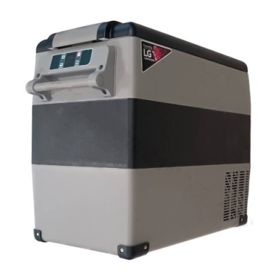 Frigorífico portátil LG branco e cinza com painel digital e logótipo LG