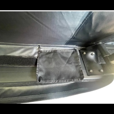Bolsa preta com velcro, costuras e metal num fundo branco
