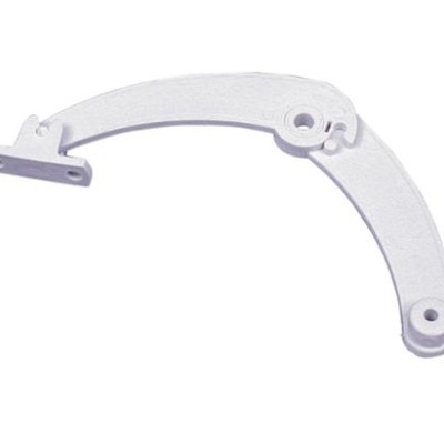 Peça metálica cinza claro curva com três orifícios para fixação