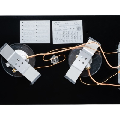 Placa de fogão a gás preta com dois queimadores e tubos de cobre expostos