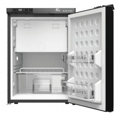 Mini frigorífico preto aberto mostrando interior branco com prateleira e compartimentos transparentes na porta