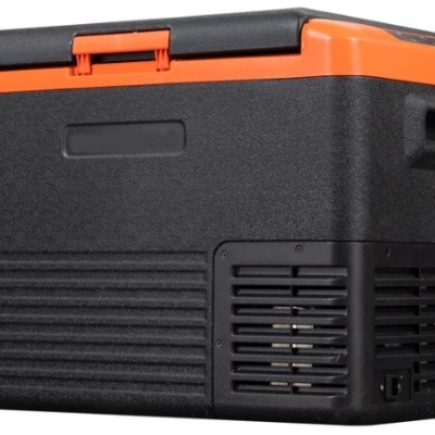 Caixa térmica elétrica preta com tampa laranja e ventilação