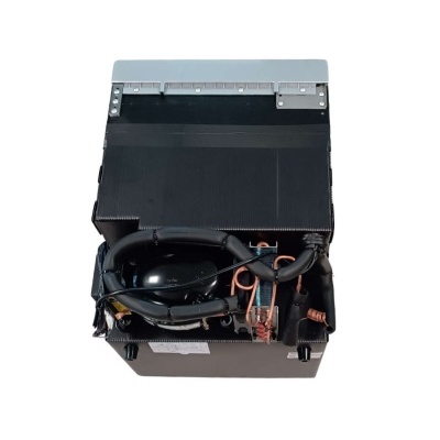 Unidade de compressor para refrigeração com tubos de cobre e componentes metálicos sobre fundo branco