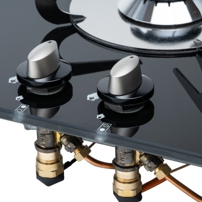 Tampo de fogão com vidro preto e botões prateados