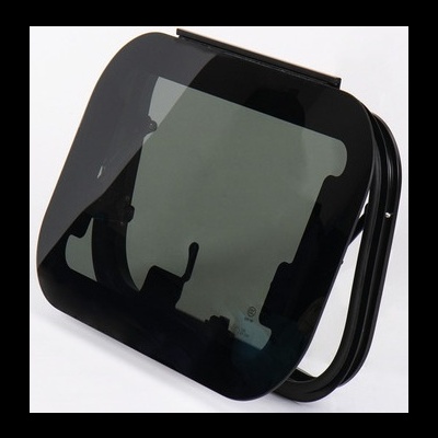 Vidro temperado escurecido com bordas arredondadas e estrutura preta