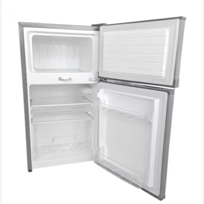 Frigorífico pequeno aberto com interior branco e exterior cinzento prateado