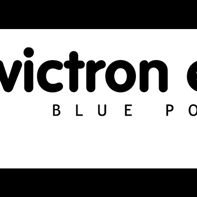 Logotipo da Victron Energy com texto e formas onduladas em azul.