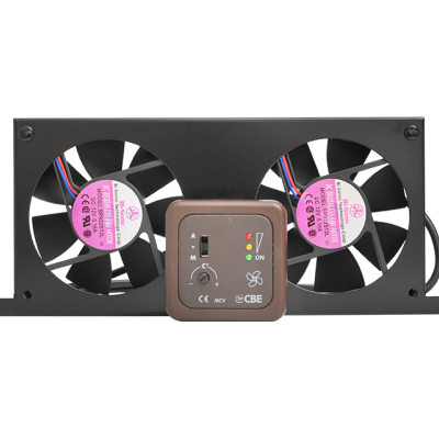 Ventilador duplo preto com autocolantes rosas e painel central com botões e LEDs