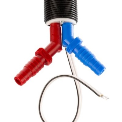 Conector elétrico com pontas vermelha e azul e cabo preto e branco