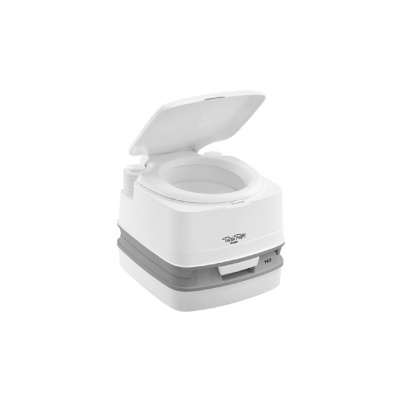 Sanita portátil branca e cinzenta com tampa aberta com texto 'PORTA POTTI QUBE 145'