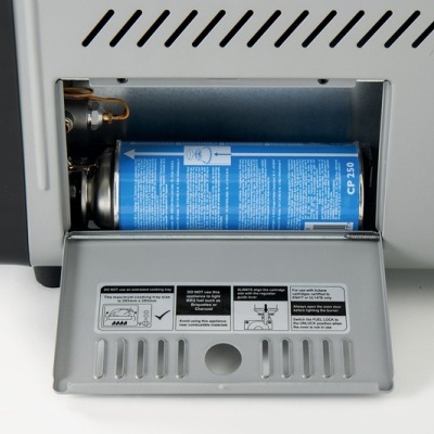 Compartimento aberto de um dispositivo metálico com cartucho azul de gás CP 250 e instruções em inglês