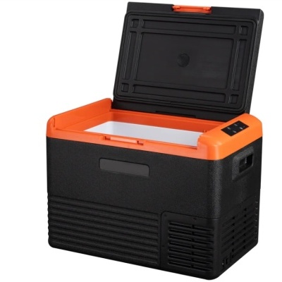 Frigorífico portátil preto e laranja com tampa aberta e painel digital