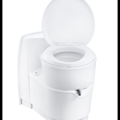 Sanita branca de plástico com tampa aberta e detalhe metálico